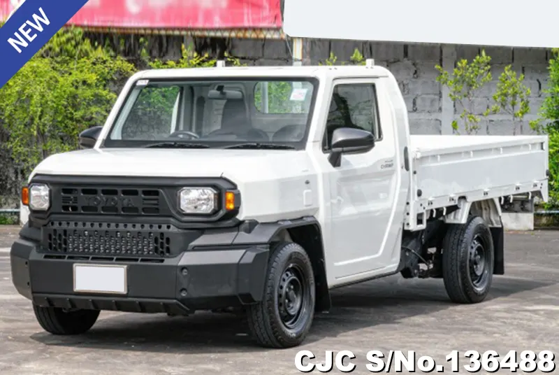 Toyota Hilux in White for Sale Image 2