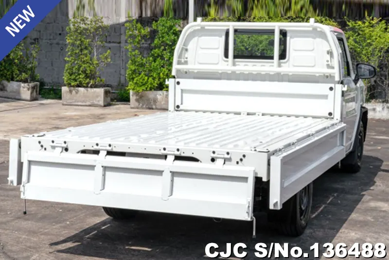 Toyota Hilux in White for Sale Image 3