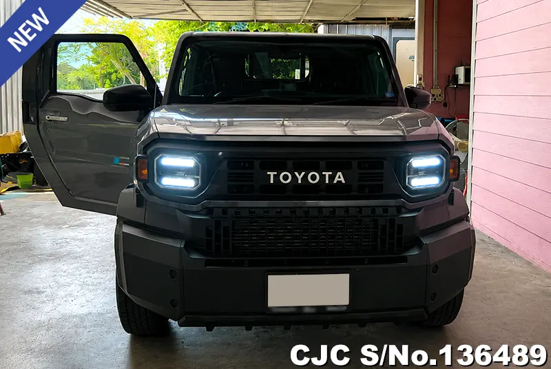 Toyota Hilux in Gray for Sale Image 4