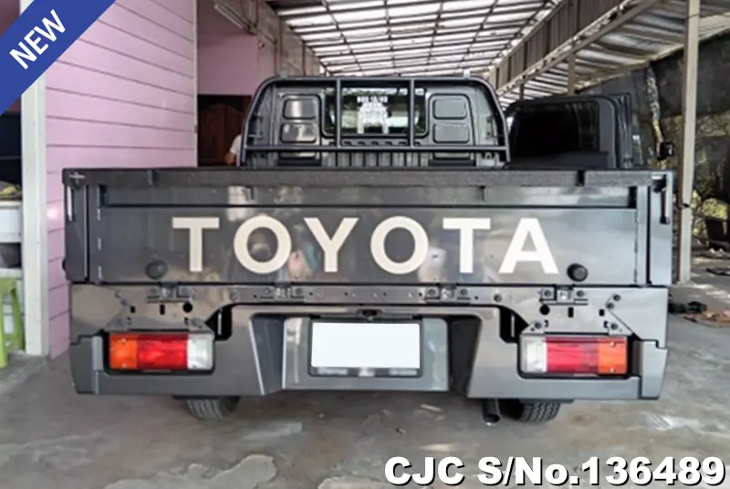 Toyota Hilux in Gray for Sale Image 5