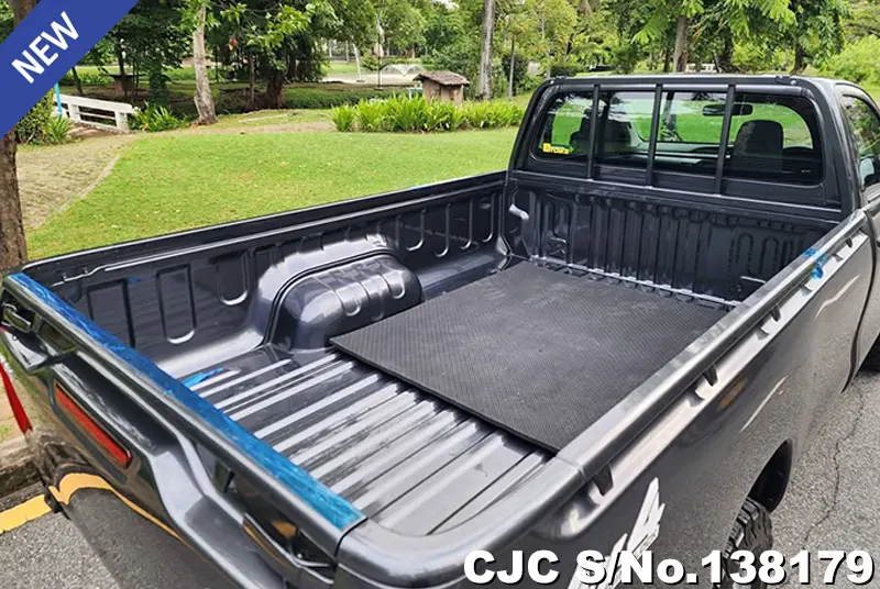 Toyota Hilux in Gray for Sale Image 7